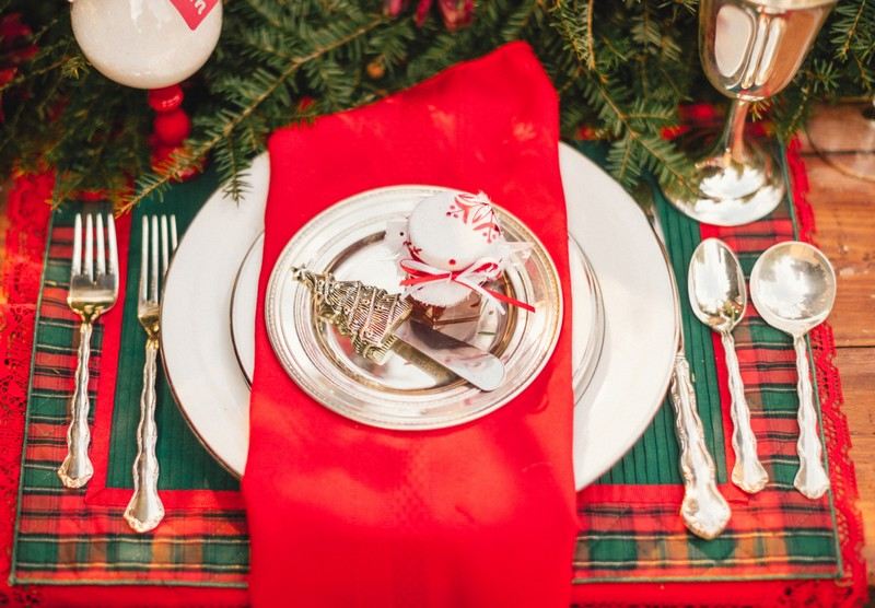 Tischdeko-Weihnachten-Serviette-Bonbons-dekorieren-Ideen