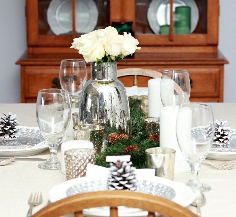 Tischdeko zu Weihnachten Tannenzapfen-silberne-Vase-Ideen