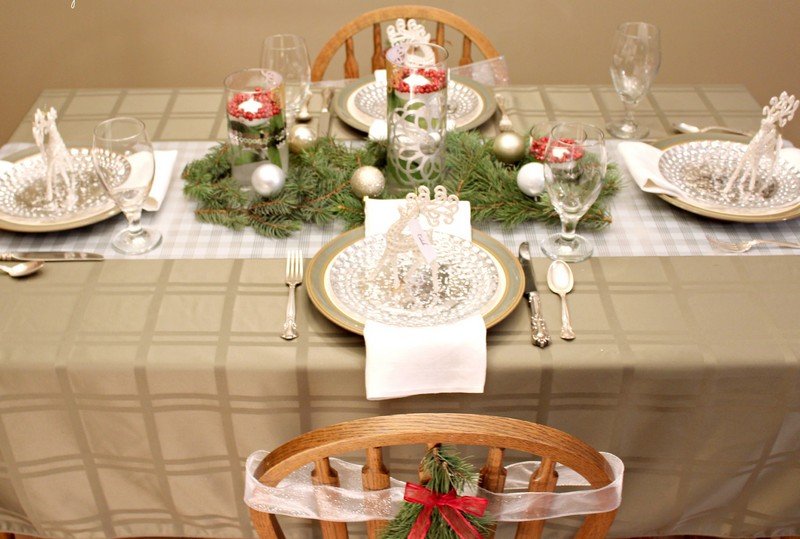 Tischdeko-Weihnachten-modern-gestalten-Dekoideen-Familien-Abendessen