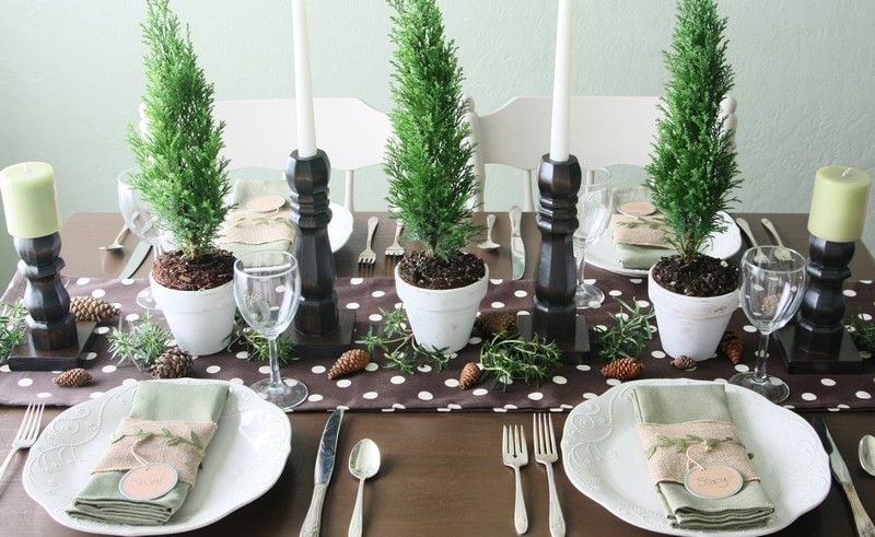 Tischdeko-Weihnachten-puristisch-Topfbaum-Zypresse-Gruen