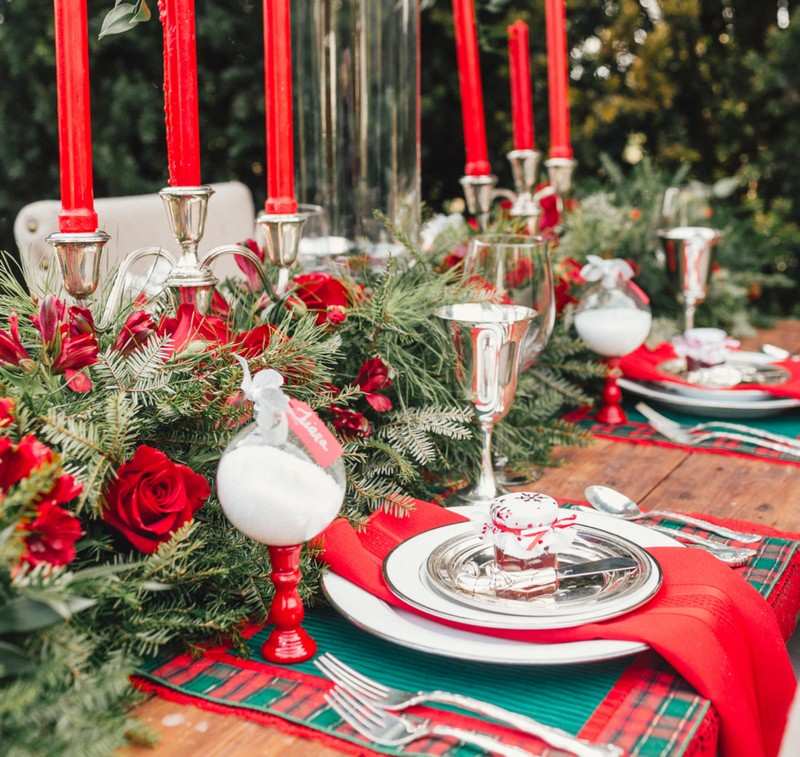 Tischdeko zu Weihnachten rot-Rosen-weisse-Kunstschnee-Kugel