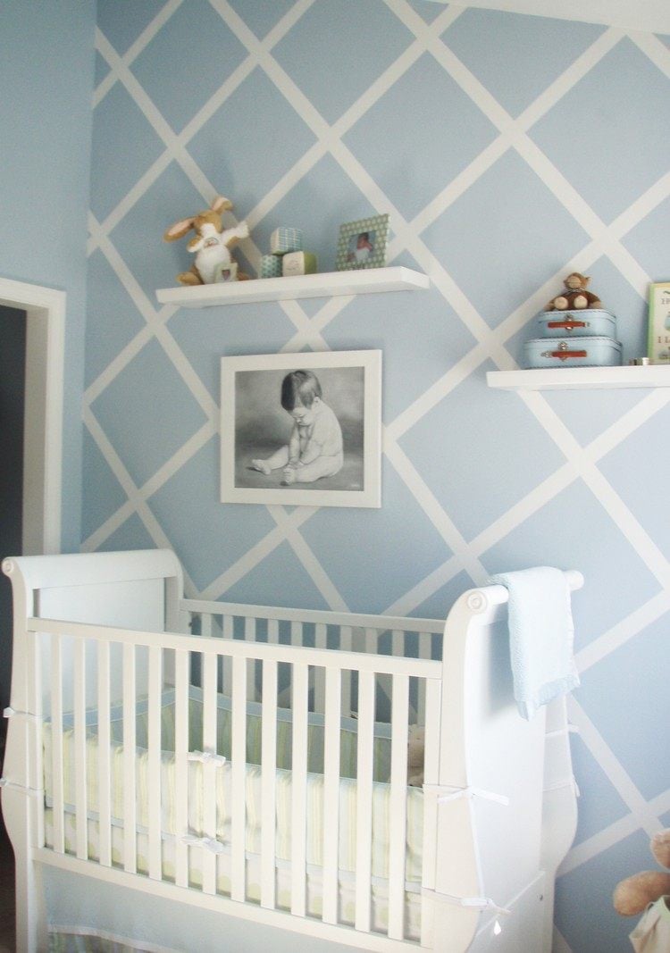 Wand-Ideen-Selbermachen-babyzimmer-rautenmuster-babyblau-weisse-linien