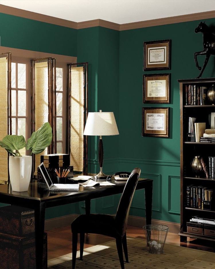 Wandfarbe Moosgrün im Wohnzimmer als Akzentwand streichen und mit Gold und Dunkelbraun kombinieren