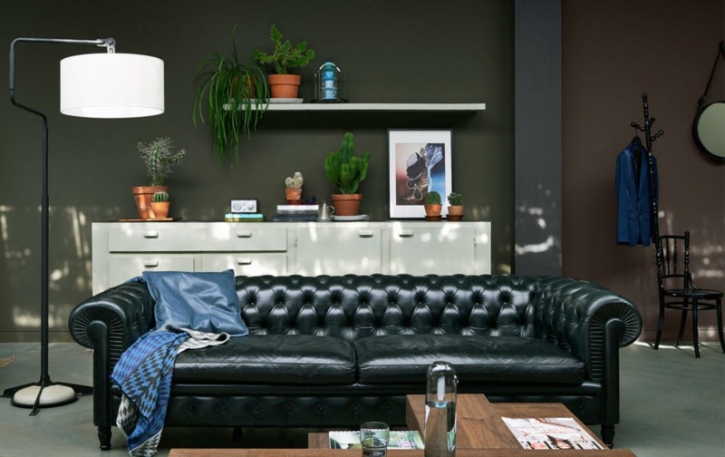 Wandgestaltung-Braun-Olivenfarbe-schwarz-Chesterfield-Sofa