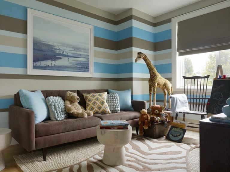 Wandgestaltung-Braun-Streifen-Blau-Wohnzimmer-Wandfarbe
