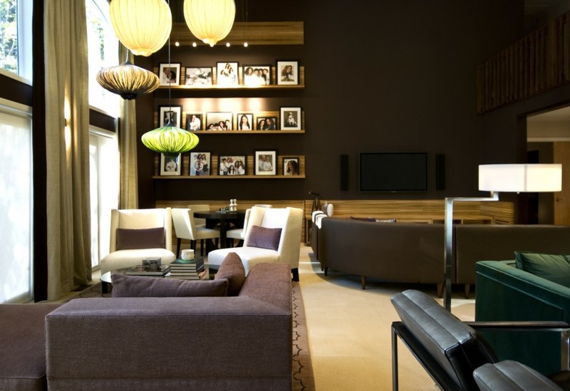 Wandgestaltung-Braun-Wohnzimmer-modern-stilvoll-einrigerichtet
