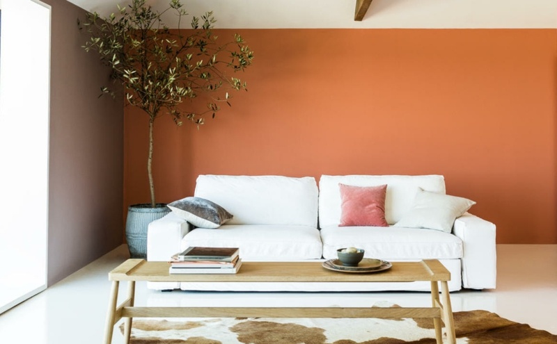 Wandgestaltung-Braun-Wohnzimmer-orange-Farbe-kombinieren