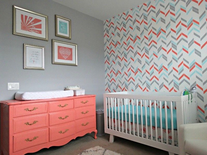 Wandgestaltung-Grau-Tuerkis-Babyzimmer-orange-Muster-Tapeten