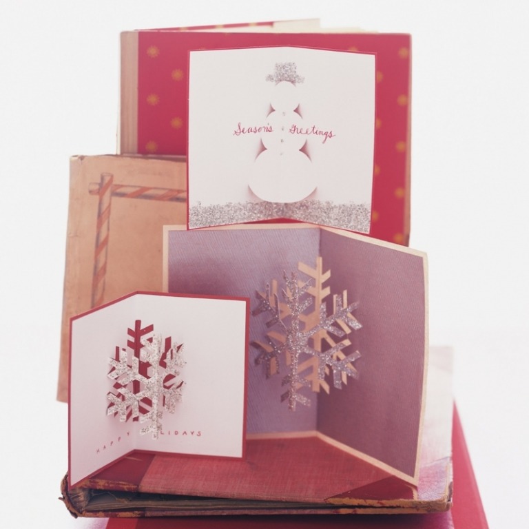 Weihnachtskarten-selber-basteln-Schneefloeckchen-Silber-Glitzerspray