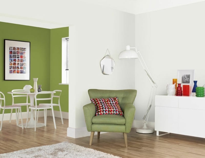 Wohnraumgestaltung-Farbe-Wohnzimmer-Gruen-Weiss-streichen