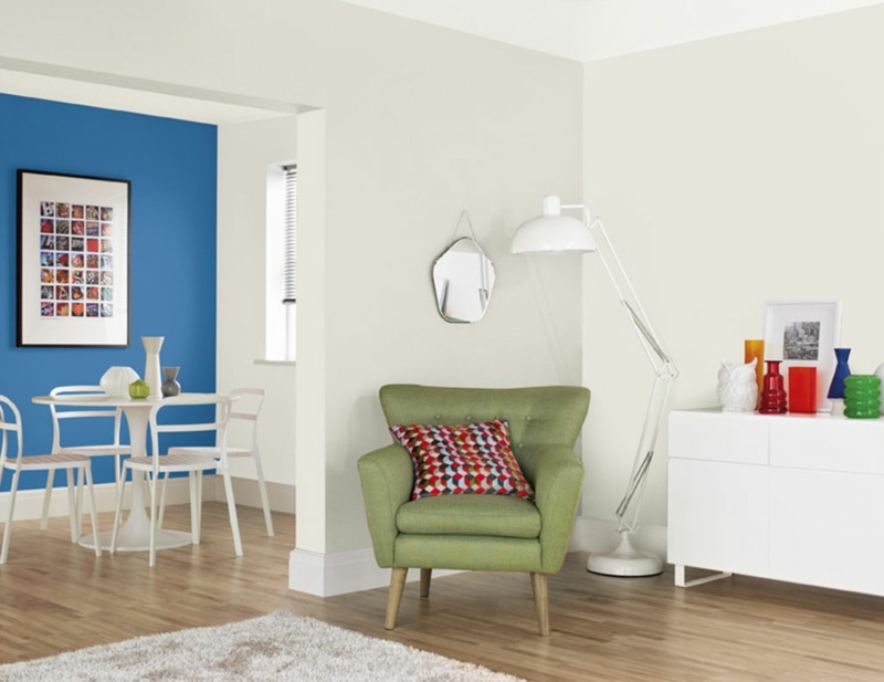 Wohnraumgestaltung-Farbe-Wohnzimmer-Lichtblau-Weiss-Gruen