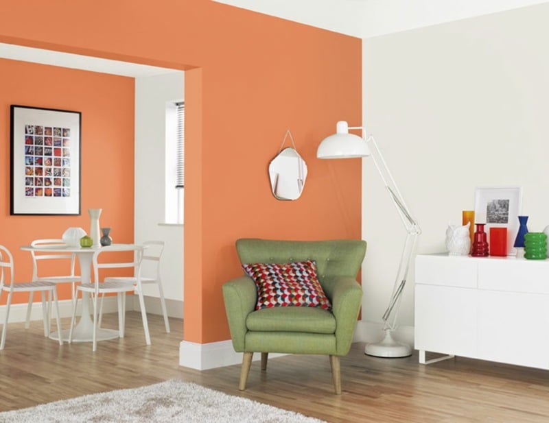 Wohnraumgestaltung-Farbe-Wohnzimmer-hellorange-Weiss-Chamois