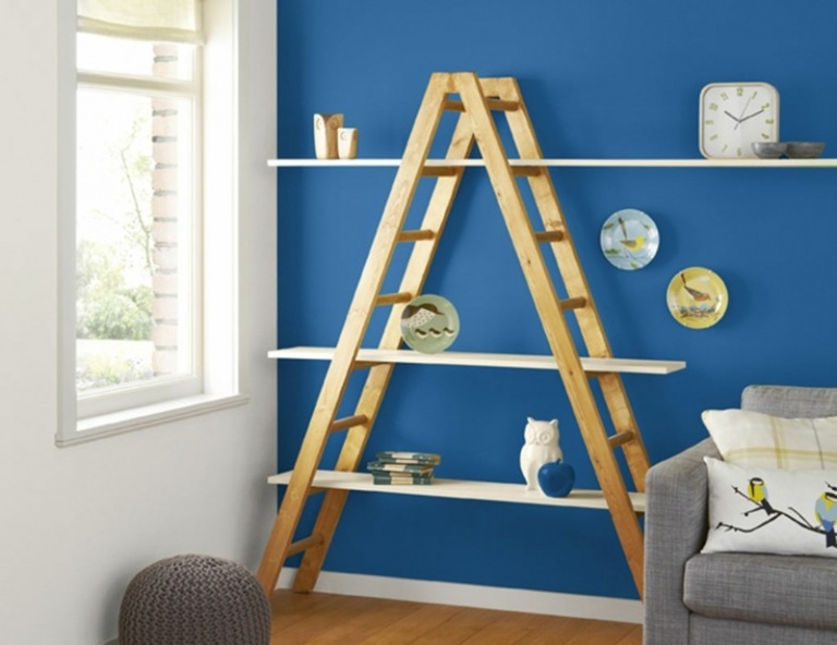 Wohnraumgestaltung-Farbe-Wohnzimmer-maritim-Blau-Weiss