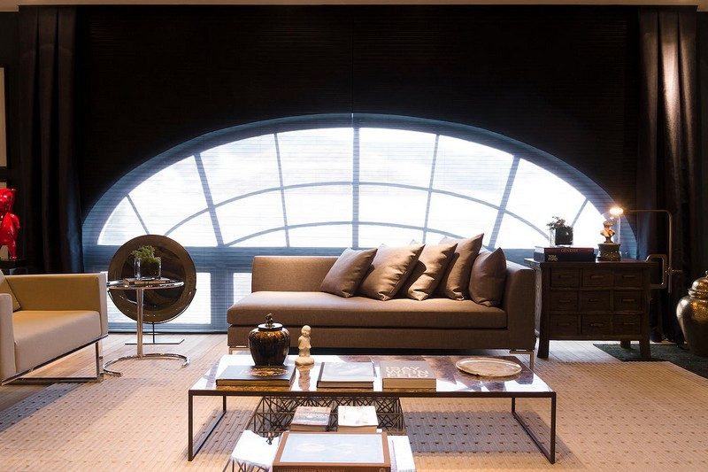 Wohnzimmer-Braun-Beige-Dachgeschoss-Zweisitzer-Sofa-Teppichboden-Globus-Minibar