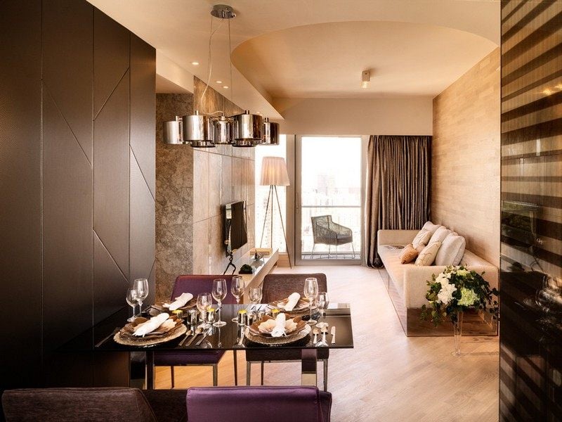 Wohnzimmer-Braun-Beige-Sofa-Laminatboden-Wandgestaltung