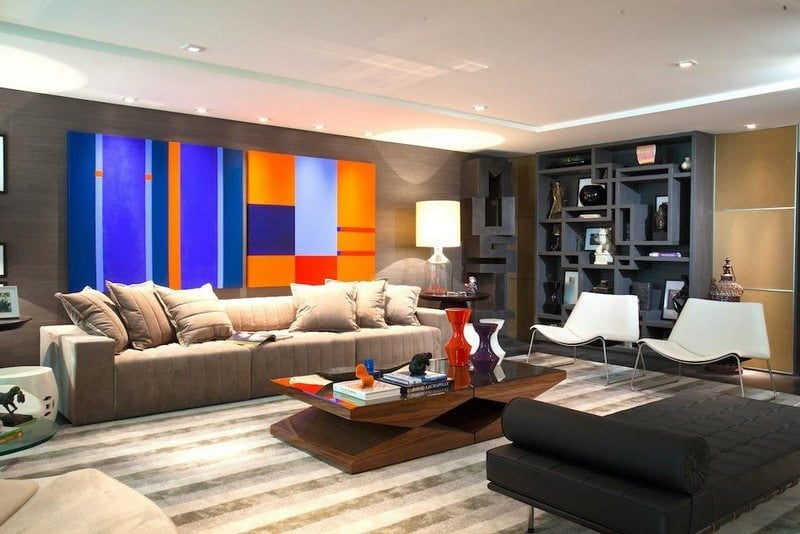 Wohnzimmer-Braun-Beige-einrichten-Wandgestaltung-Teppichboden-Holz-Kaffeetisch