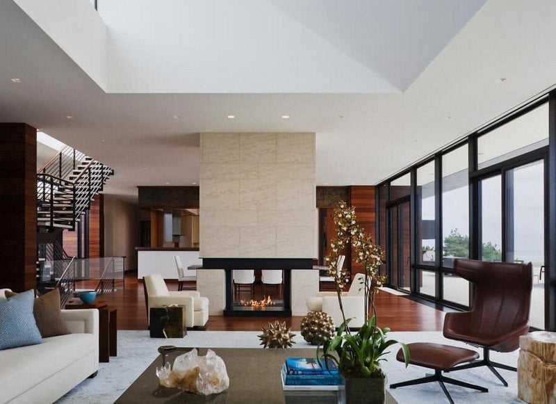 Wohnzimmer-Braun-Beige-modern-einrichten-Ideen-Ohrensessel-gemauerter-Kamin