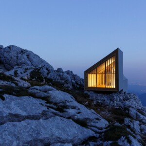 alpen hütte mit holz interieur slowenien beleuchtung modern design