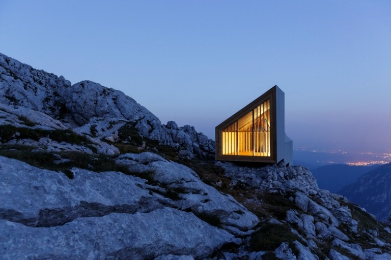 alpen hütte mit holz interieur slowenien beleuchtung modern design