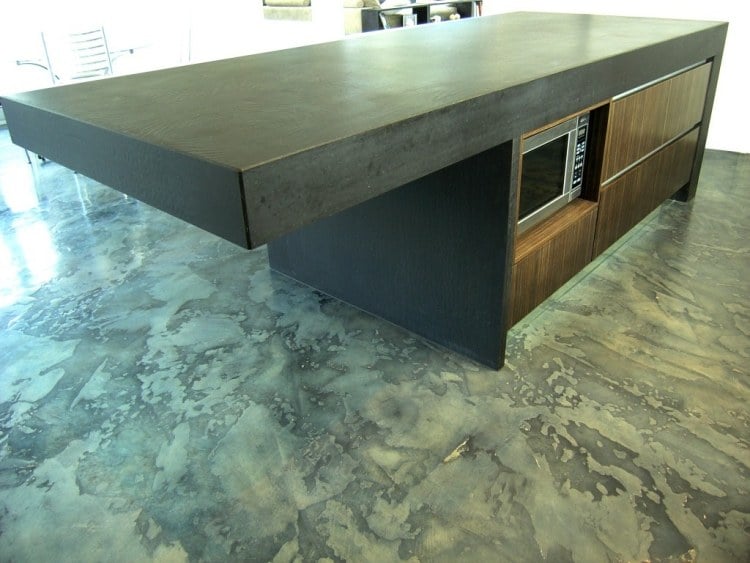 arbeitsplatte-beton-kueche-ideen-dunkel-holz-mikrovelle-eingebaut-fussboden