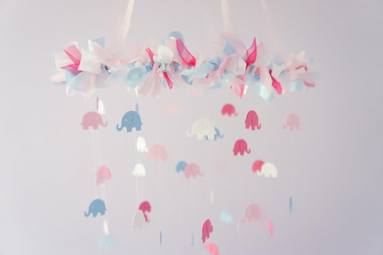 baby-mobile-selber-basteln-papier-elephanten-blau-rosa-weiss