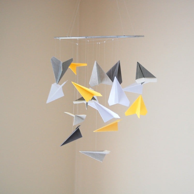 baby-mobile-selber-basteln-papierflugzeuge-gelb-grau