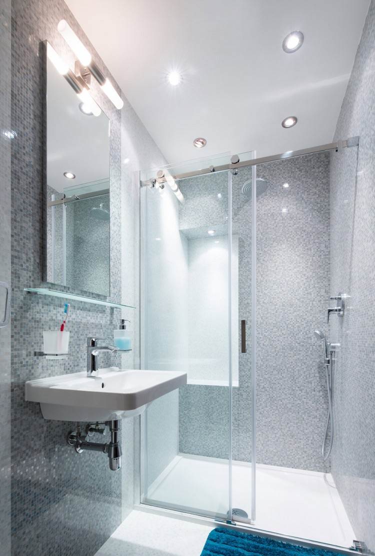 badezimmer-deckenleuchte-led-einbaustrahler-dusche-glasschiebetuer