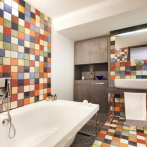 badezimmer fliesen lackieren bunt gestaltung badewanne modern interieur spiegel