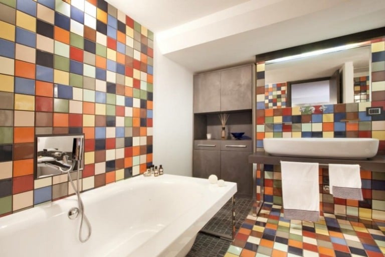 badezimmer fliesen lackieren bunt gestaltung badewanne modern interieur spiegel
