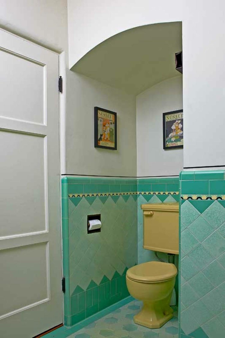 badezimmer fliesen lackieren tuerkis nuancen muster toilette gelb
