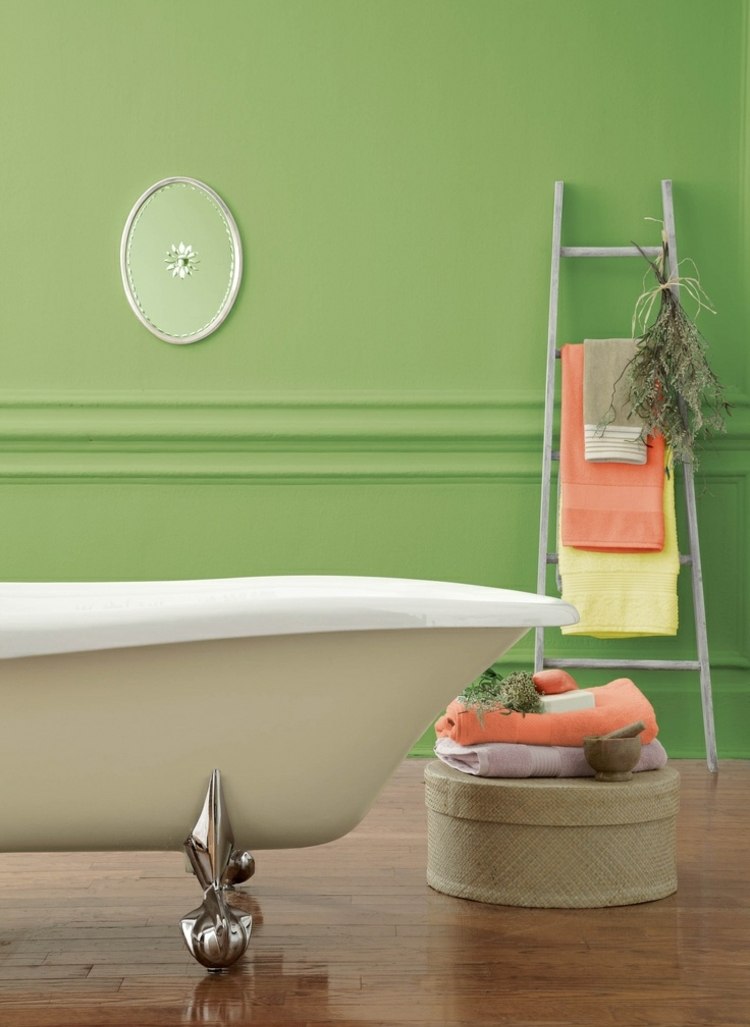 badezimmer streichen gruen farbe retro wanne silber fuesse leiter handtuch trockner
