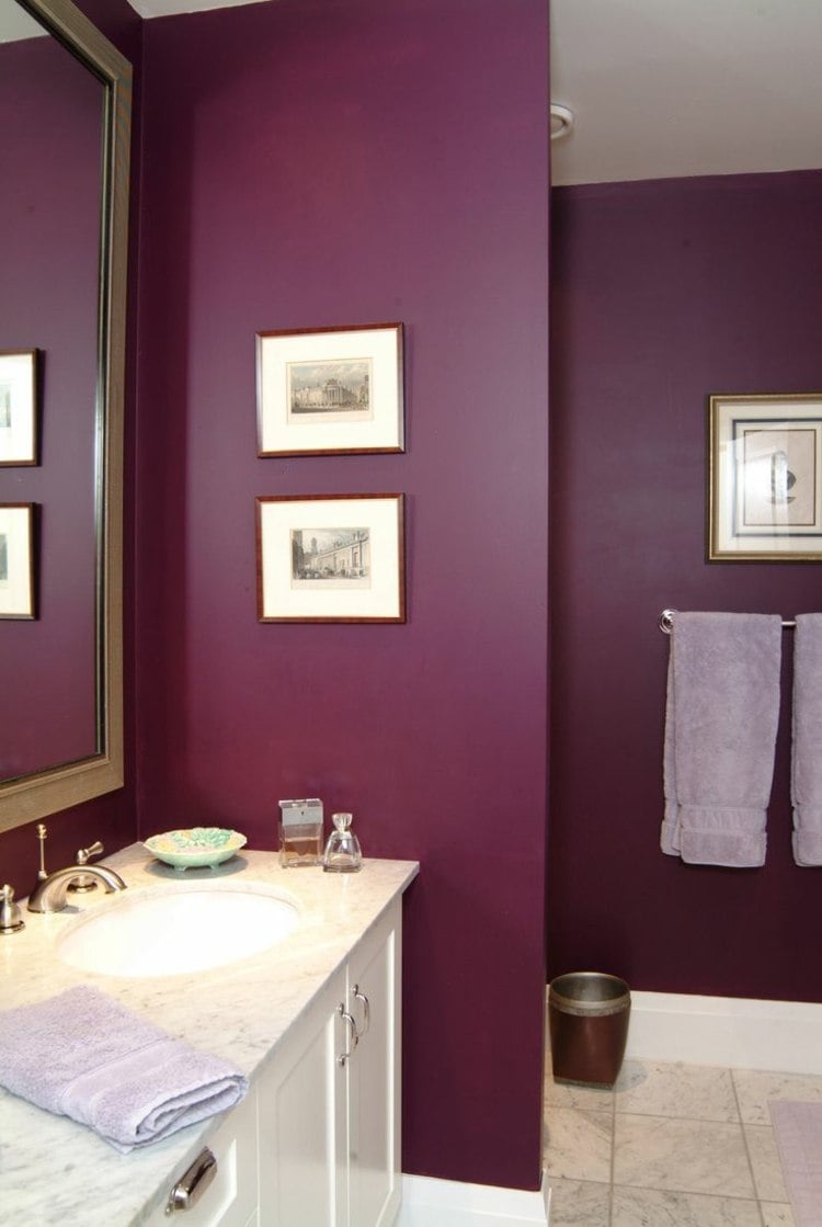 badezimmer streichen purpur burghunder wand design schrank weiss