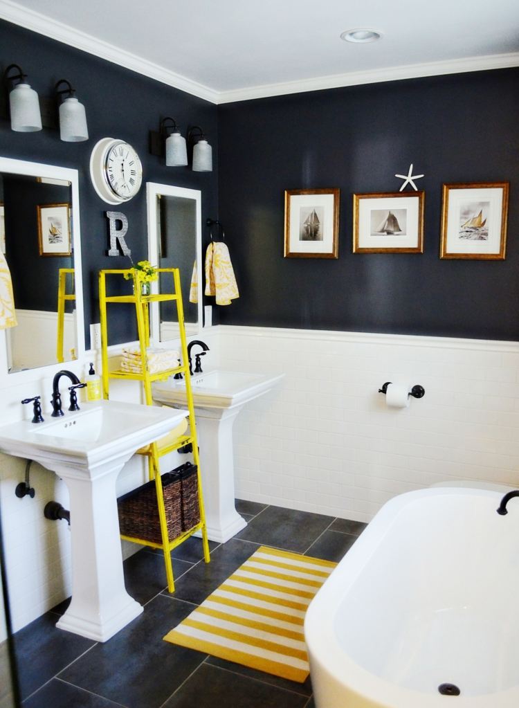badezimmer streichen schwarz weiss akzent gelb regal badvorleger