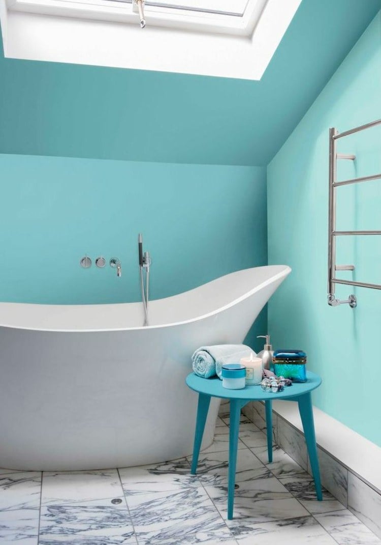 badezimmer streichen tuerkis hellblau wand dachfenster badewanne blau beistelltisch