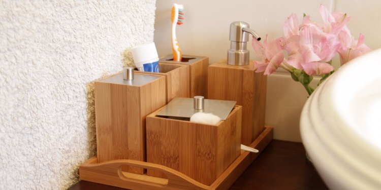 badezimmermobel-bambus-modern-accessoires-seifenspender-tablett-ordentlich