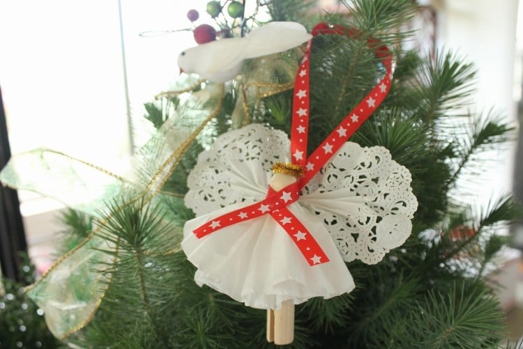bastelideen-wascheklammer-weihnachten-engel-weihnachtsbaum-weihnachtsschmuck-spitzendeckchen