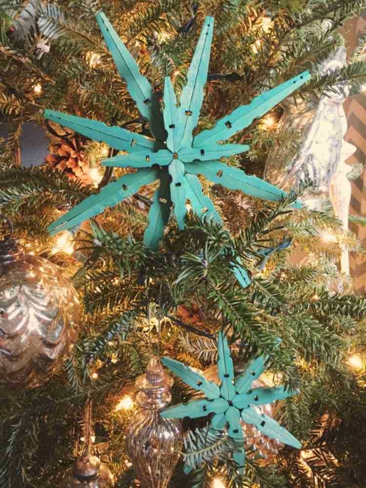 bastelideen-wascheklammer-weihnachten-holz-schneeflocken-gruen-weihnachtsschmuck-kristal-lichter