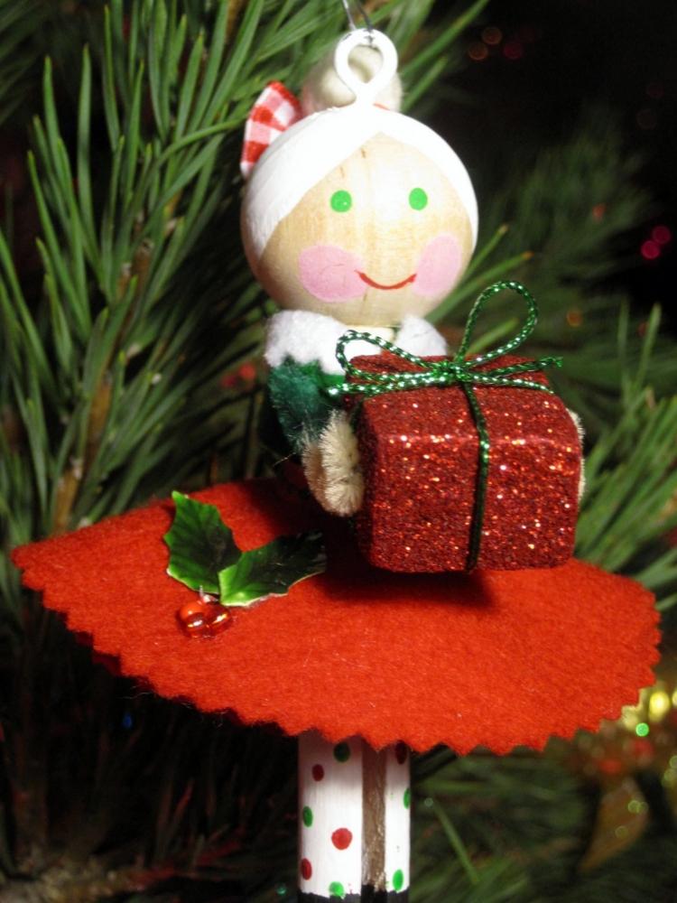 bastelideen-wascheklammer-weihnachten-puppe-klein-gesicht-lustig-miniatur