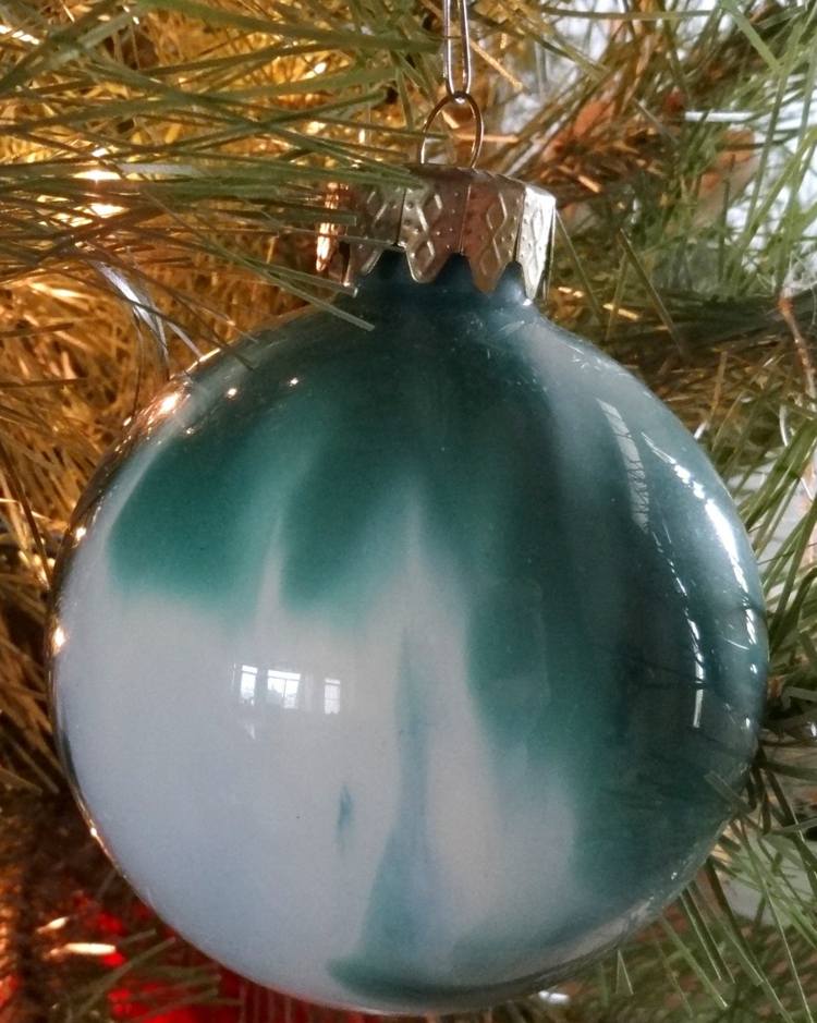 bastelideen weihnachten christbaumkugel faerben innen blaugrau schmuck deko