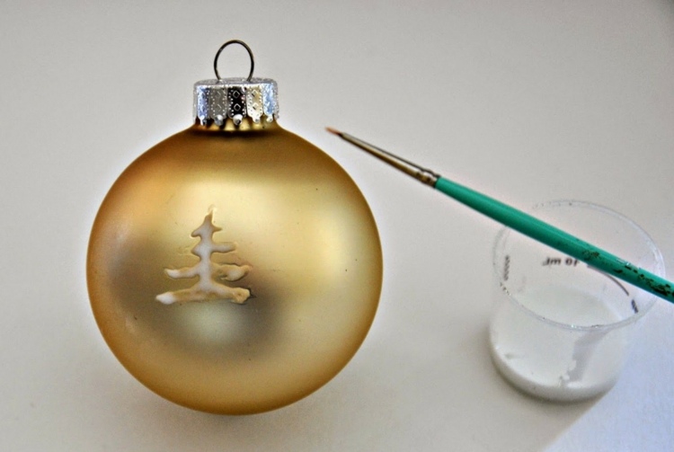 bastelideen weihnachten diy gold kugel leim tannenbaum malen