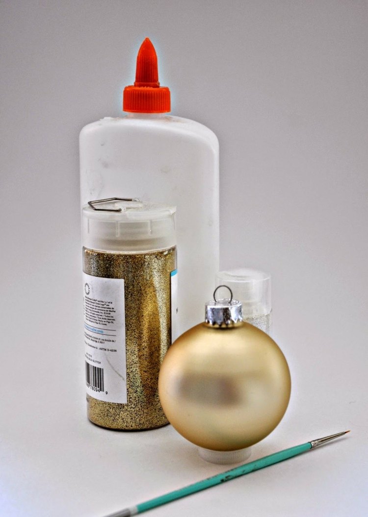 bastelideen weihnachten materialien zeichnen glitzer kugel gold