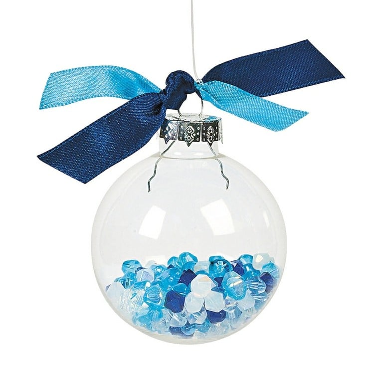 bastelideen weihnachten perlen transparent kugel fuellung blau nuancen schleife
