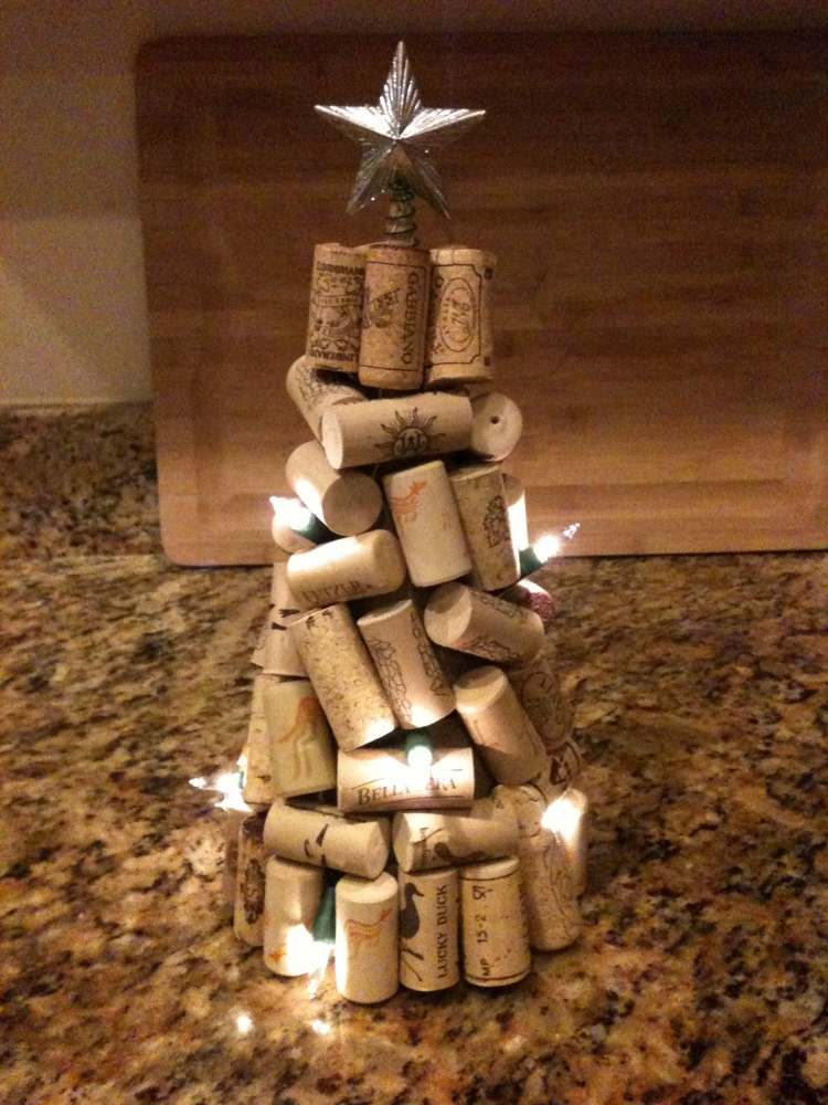 bastelideen-weihnachten-recycling-kleiner-weihnachtsbaum-korken-stern-lichter-kreativ