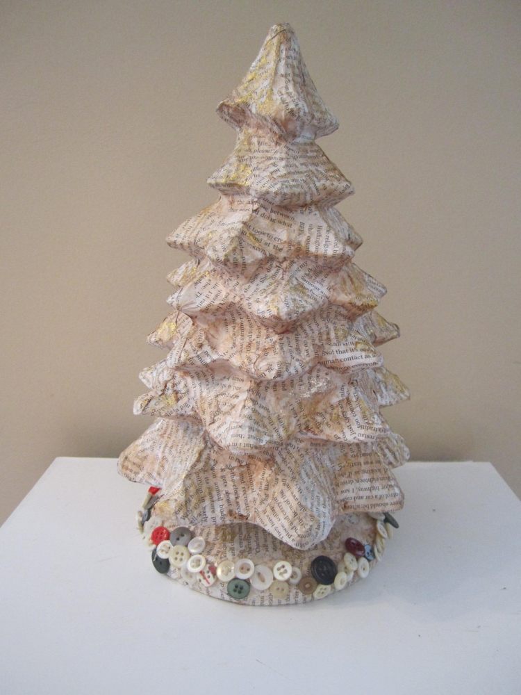 bastelideen-weihnachten-recycling--weihnachtsbaum-eierkartons-pappmache-zeitungspapier-schoen