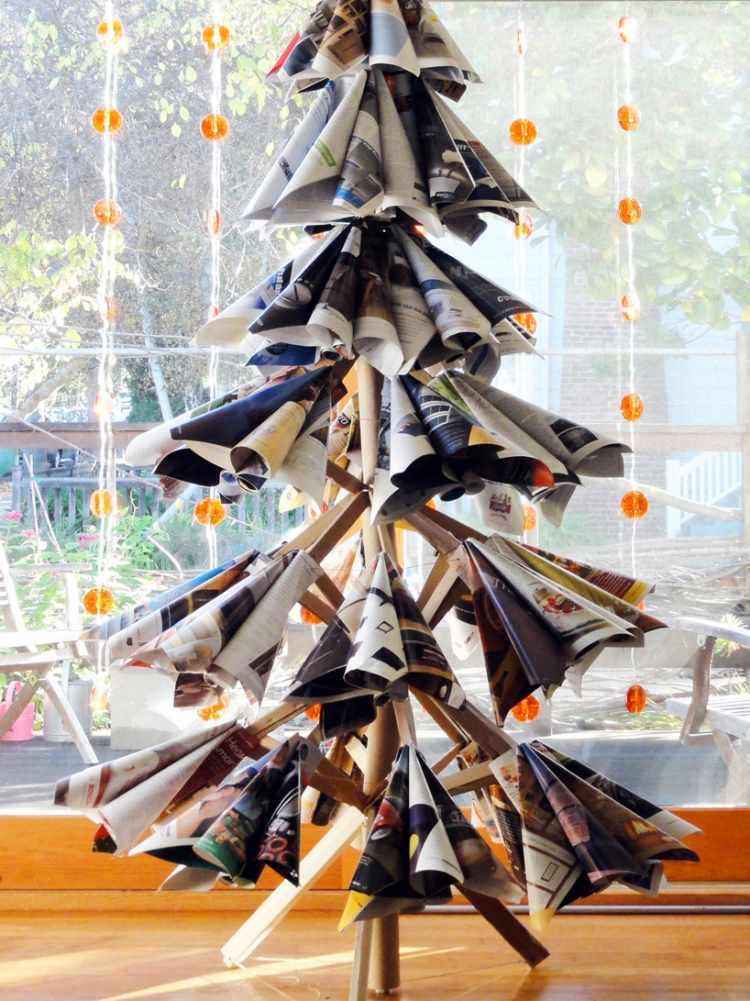 bastelideen-weihnachten-recycling-weihnachtsbaum-zeitschriftenpapier-zeitungspapier-staender-holz
