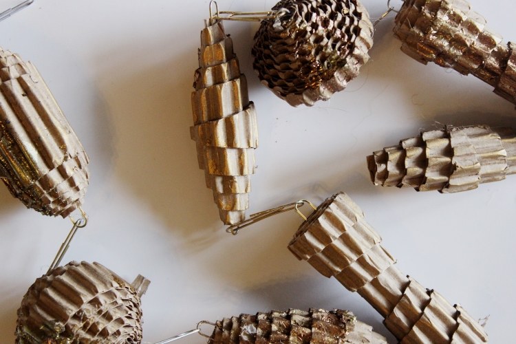 Bastelideen zu Weihnachten -recycling--weihnachtsschmuck-pappe-rollen-klammer-binden-aufhaengen
