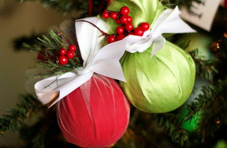 bastelideen weihnachten verpacken christbaumkugel idee rot gruen netz