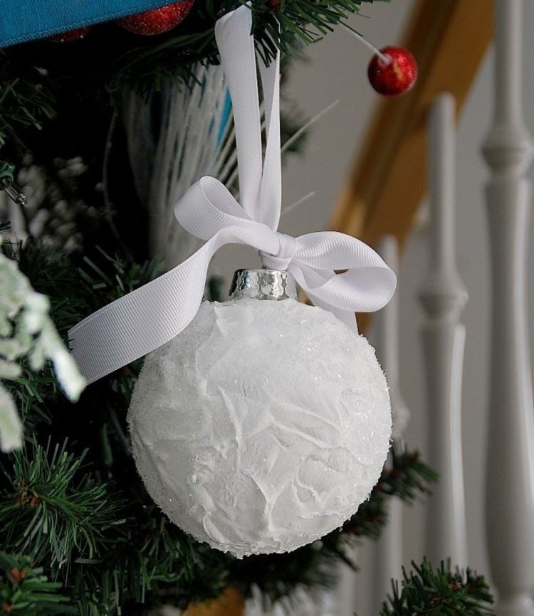 bastelideen weihnachten weiss romantisch christbaumkugel kunstschnee schleife