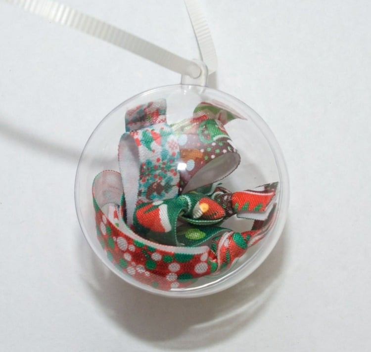bastelideen zu weihnachten baender fuellen plastik kugel bunt weihnachtsfarben
