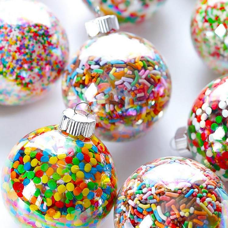 basteln-weihnachten-geschenke-kinder-weihnachtskugeln-bunt-zuckerstreusel-transparent-idee
